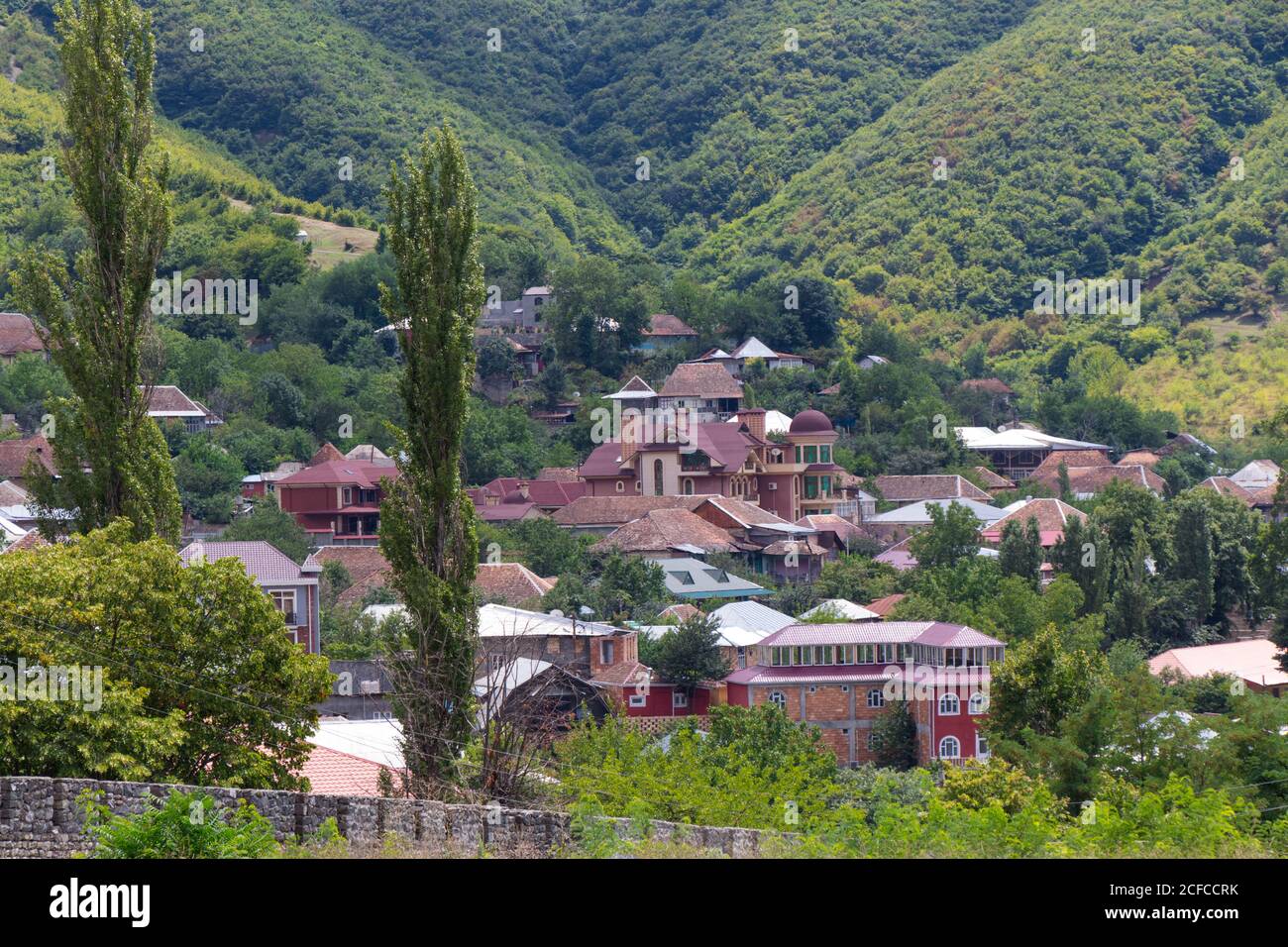 Blick über die Stadt Sheki Shaki und die Berge des Großkaukasus in Aserbaidschan. Natur von Aserbaidschan Stockfoto