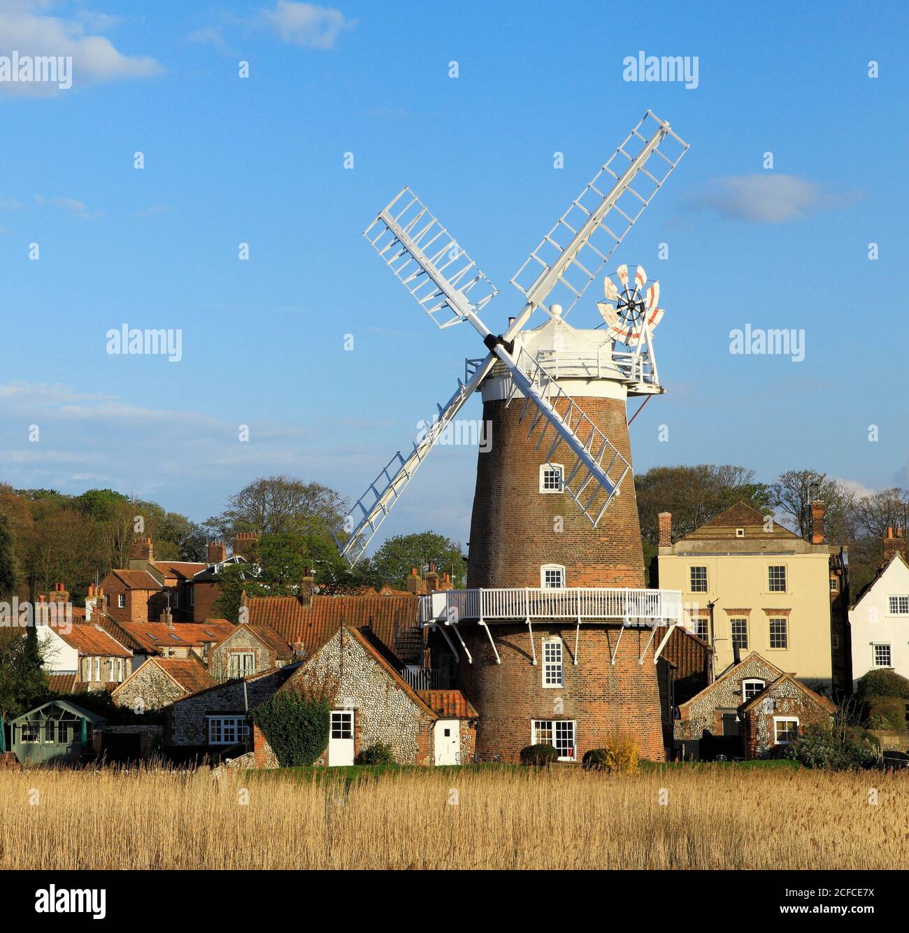 Cley neben dem Meer, Windmühle und Dorf, Windmühle, 1810, Brick Tower, Kuppelkappe, Norfolk, England, Großbritannien Stockfoto