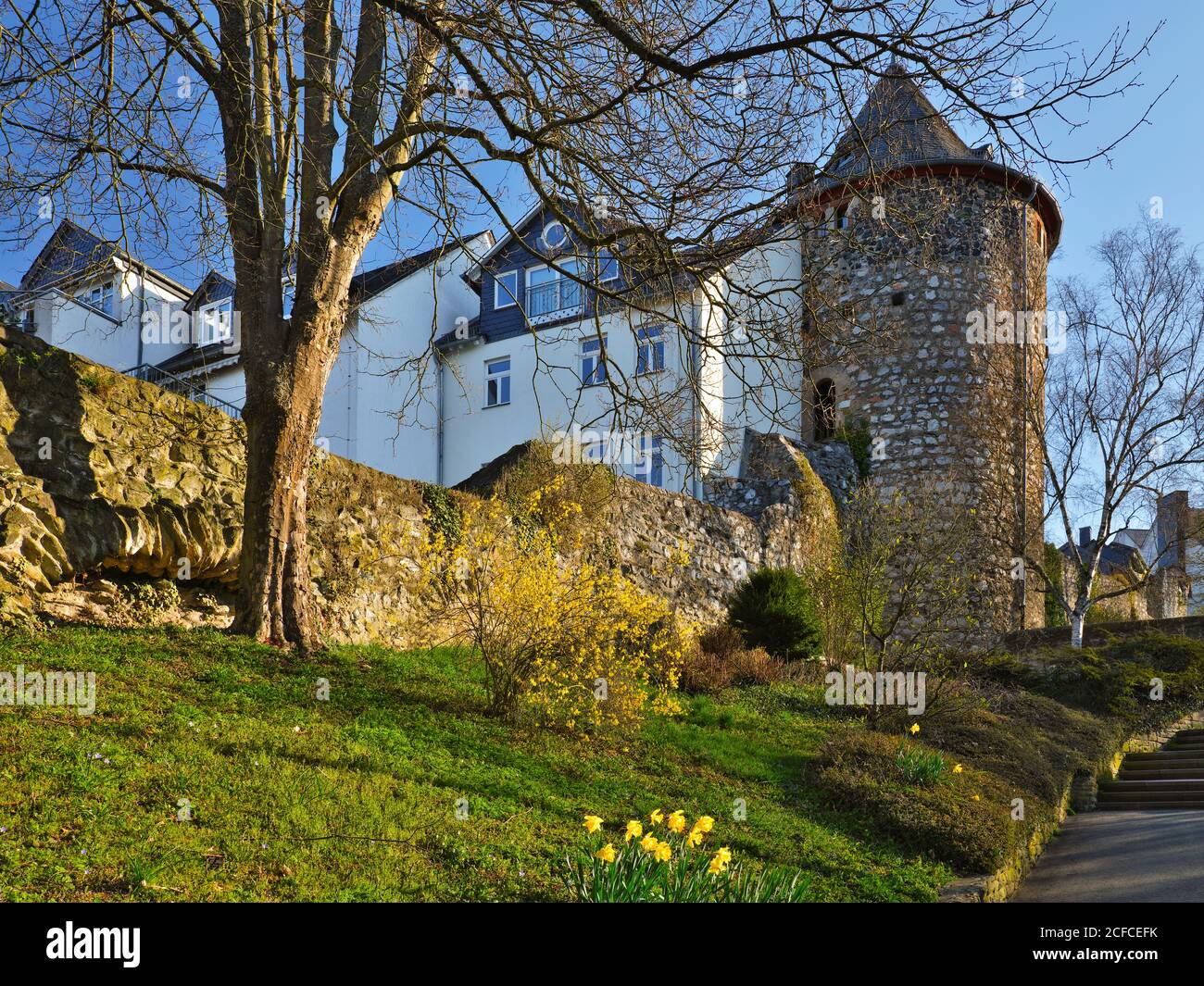 Europa, Deutschland, Hessen, Lahn-Dill-Kreis, Lahn-Dill-Bergland, Wetzlar, Säuturm an der alten Stadtmauer bei Avignon-Anlage Stockfoto