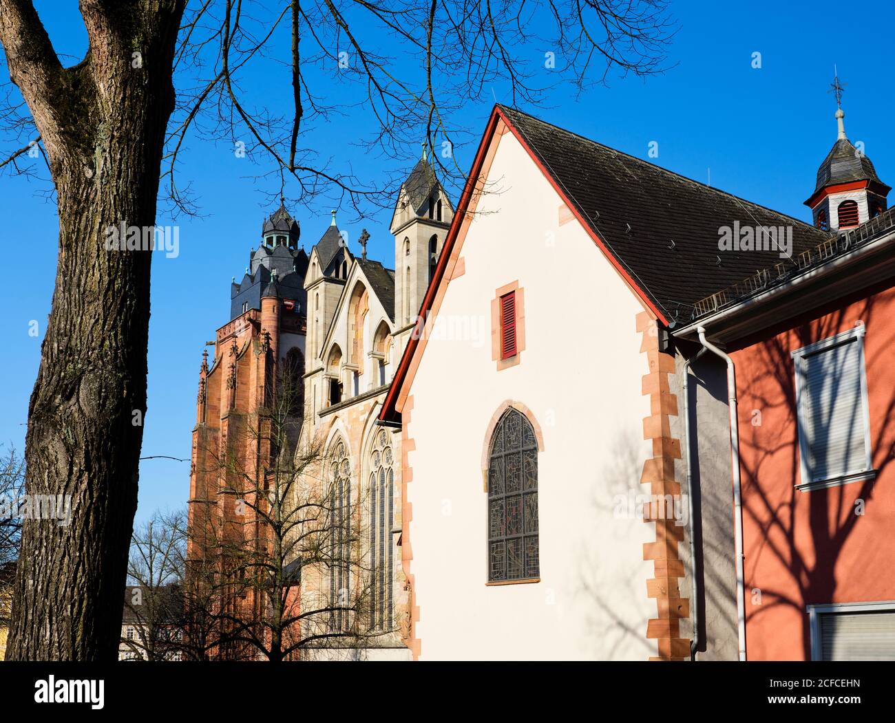 Europa, Deutschland, Hessen, Lahn-Dill-Kreis, Lahn-Dill-Bergland, Wetzlar, Südansicht der Stiftskirche St. Maria (Dom) mit Michaelskapelle, Stockfoto