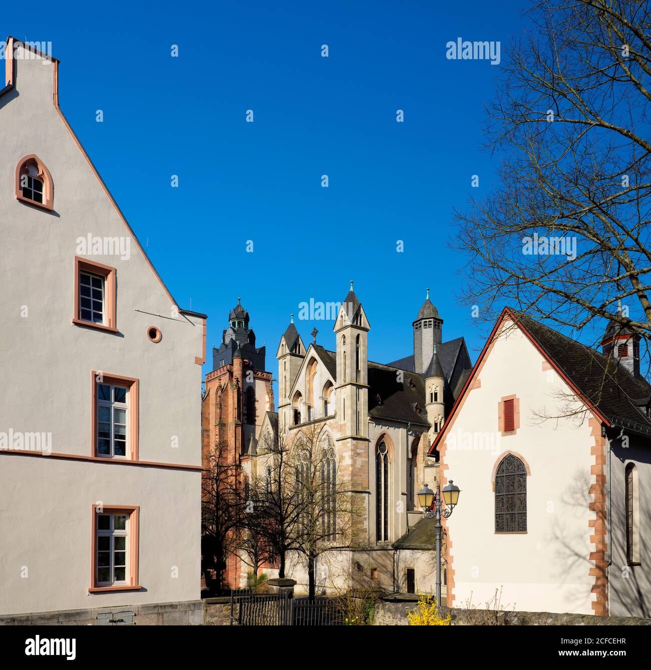 Europa, Deutschland, Hessen, Lahn-Dill-Kreis, Lahn-Dill-Bergland, Wetzlar, Südansicht der Stiftskirche St. Maria (Dom) mit Michaelskapelle, Stockfoto