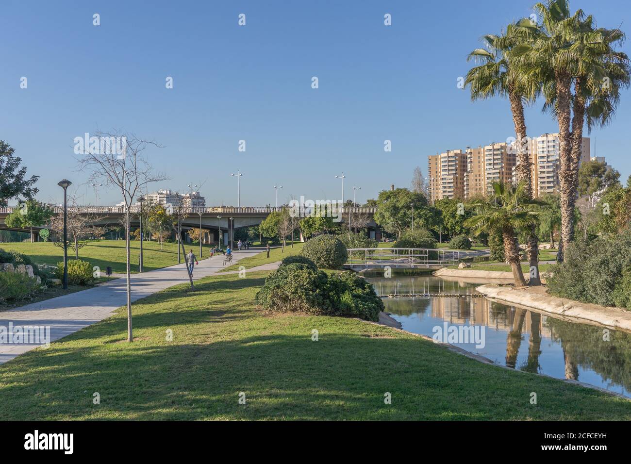 Turia River Gardens Jardin del Turia, Freizeit- und Sportbereich. Fußgängerweg und künstlicher Wasserkanal. Valencia, Spanien Stockfoto