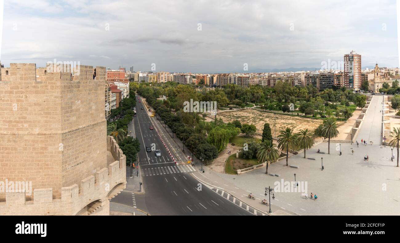 Luftaufnahme der Turia Valencia Gärten, von den Serrano Türmen, die zu den alten Verteidigungsmauern gehören Stockfoto