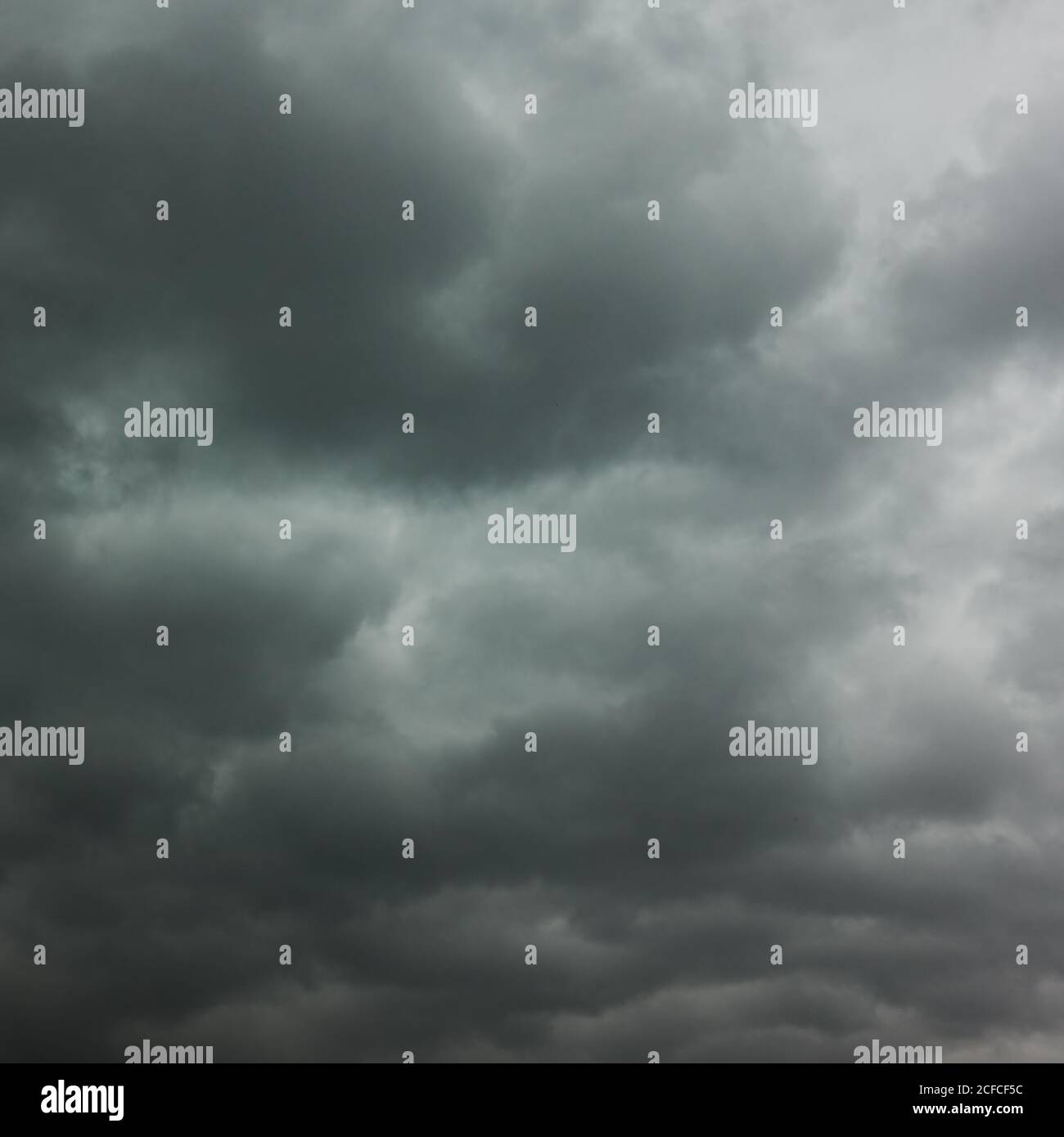 Schwarze stürmische Wolken, kann als Hintergrund verwendet werden Stockfoto