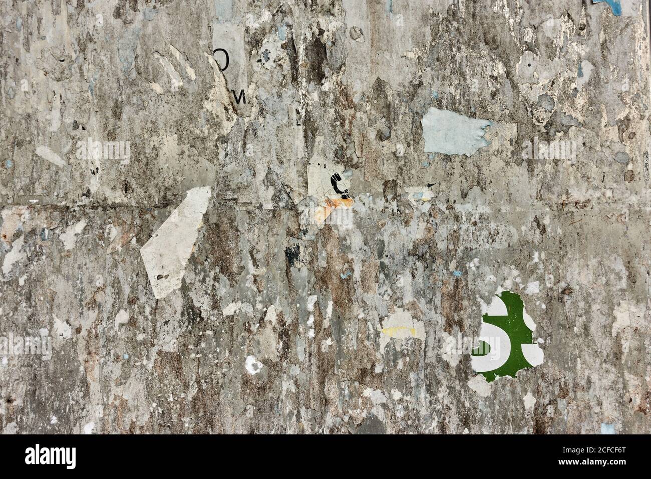 Zerrissene Pinnwand mit Plakatfetzen. Grunge-Textur Stockfoto