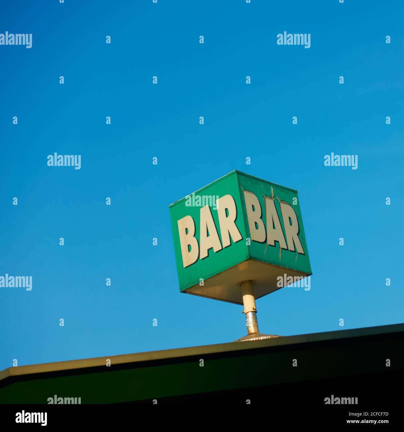 Barschild auf dem Dach gegen den blauen Himmel. Platz für Ihren eigenen Text Stockfoto