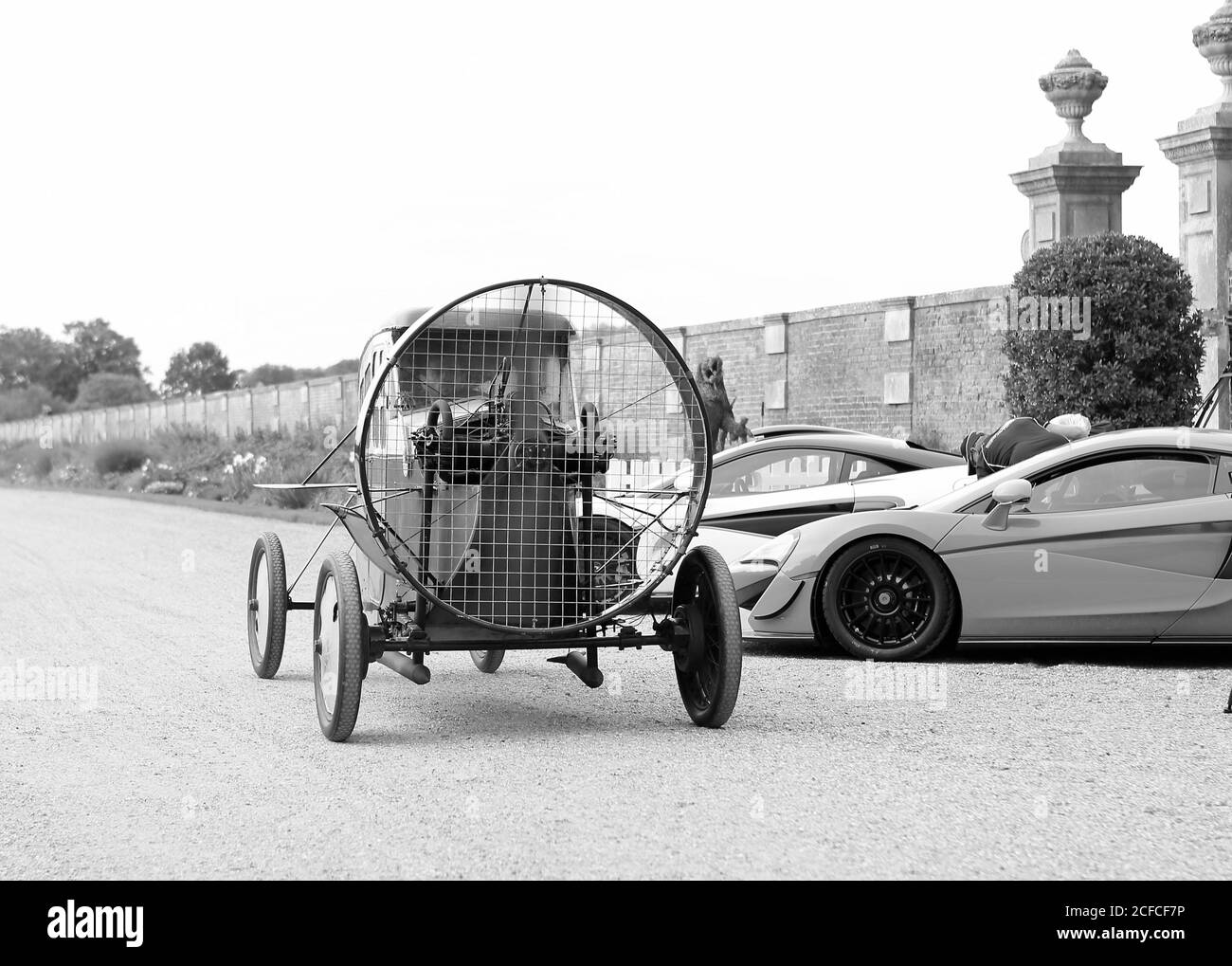 Der Concours of Elegance wird erneut eine Auswahl von 60 der seltensten Autos aus der ganzen Welt zusammenbringen – viele davon werden noch nie zuvor in Großbritannien zu sehen gewesen sein. Viele der Concours Autos werden auch an einer 2-tägigen Fahrttour teilnehmen, an den Tagen vor dem Concours. Einzigartig ist, dass der Gewinner des Concours of Elegance nicht von einer Jury, sondern von den Besitzern der Autos selbst ausgewählt wird. Jeder Teilnehmer wird gebeten, über die anderen Modelle auf dem Display abzustimmen, um zu entscheiden, welches Auto als ‘Best of Show’ angesehen wird. Stockfoto