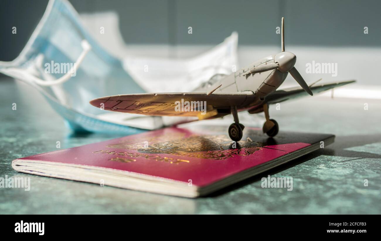 Ein kleines Spielzeug Flugzeug auf einem Pass platziert Stockfoto