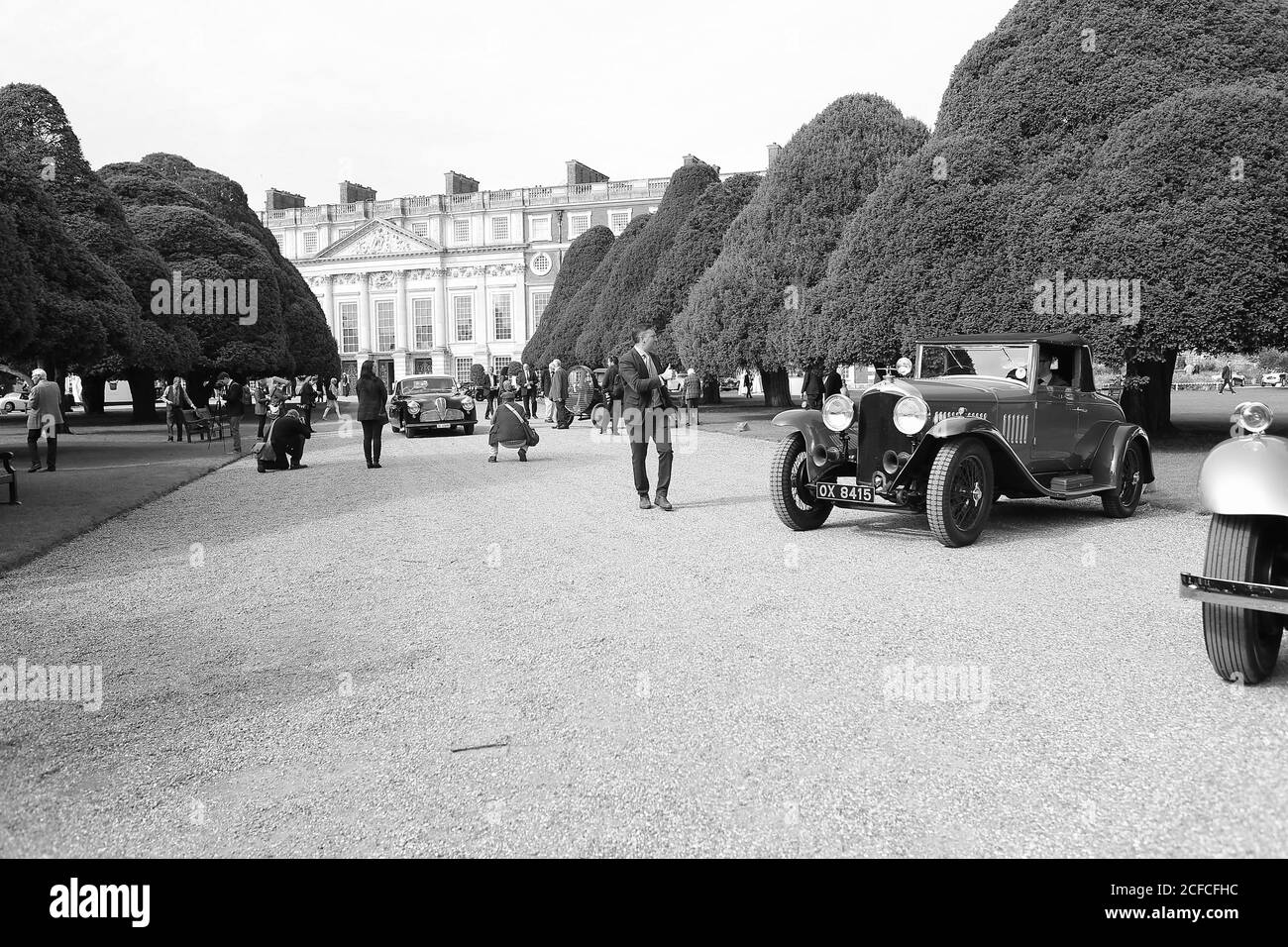 Der Concours of Elegance wird erneut eine Auswahl von 60 der seltensten Autos aus der ganzen Welt zusammenbringen – viele davon werden noch nie zuvor in Großbritannien zu sehen gewesen sein. Viele der Concours Autos werden auch an einer 2-tägigen Fahrttour teilnehmen, an den Tagen vor dem Concours. Einzigartig ist, dass der Gewinner des Concours of Elegance nicht von einer Jury, sondern von den Besitzern der Autos selbst ausgewählt wird. Jeder Teilnehmer wird gebeten, über die anderen Modelle auf dem Display abzustimmen, um zu entscheiden, welches Auto als ‘Best of Show’ angesehen wird. Stockfoto