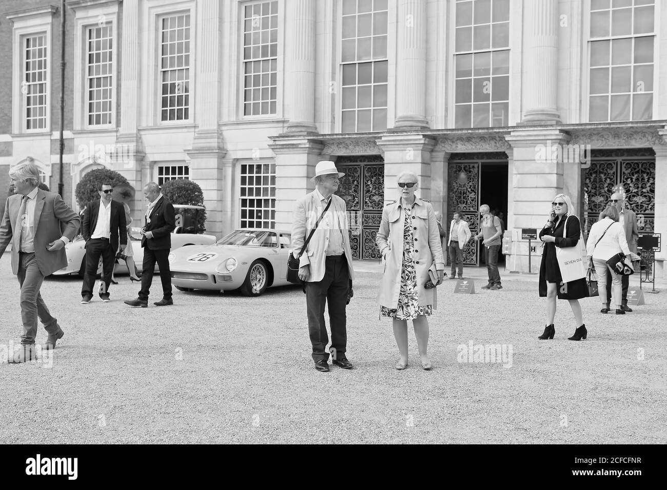 Der Concours of Elegance wird erneut eine Auswahl von 60 der seltensten Autos aus der ganzen Welt zusammenbringen – viele davon werden noch nie zuvor in Großbritannien zu sehen gewesen sein. Viele der Concours Autos werden auch an einer 2-tägigen Fahrttour teilnehmen, an den Tagen vor dem Concours. Einzigartig ist, dass der Gewinner des Concours of Elegance nicht von einer Jury, sondern von den Besitzern der Autos selbst ausgewählt wird. Jeder Teilnehmer wird gebeten, über die anderen Modelle auf dem Display abzustimmen, um zu entscheiden, welches Auto als ‘Best of Show’ angesehen wird. Stockfoto