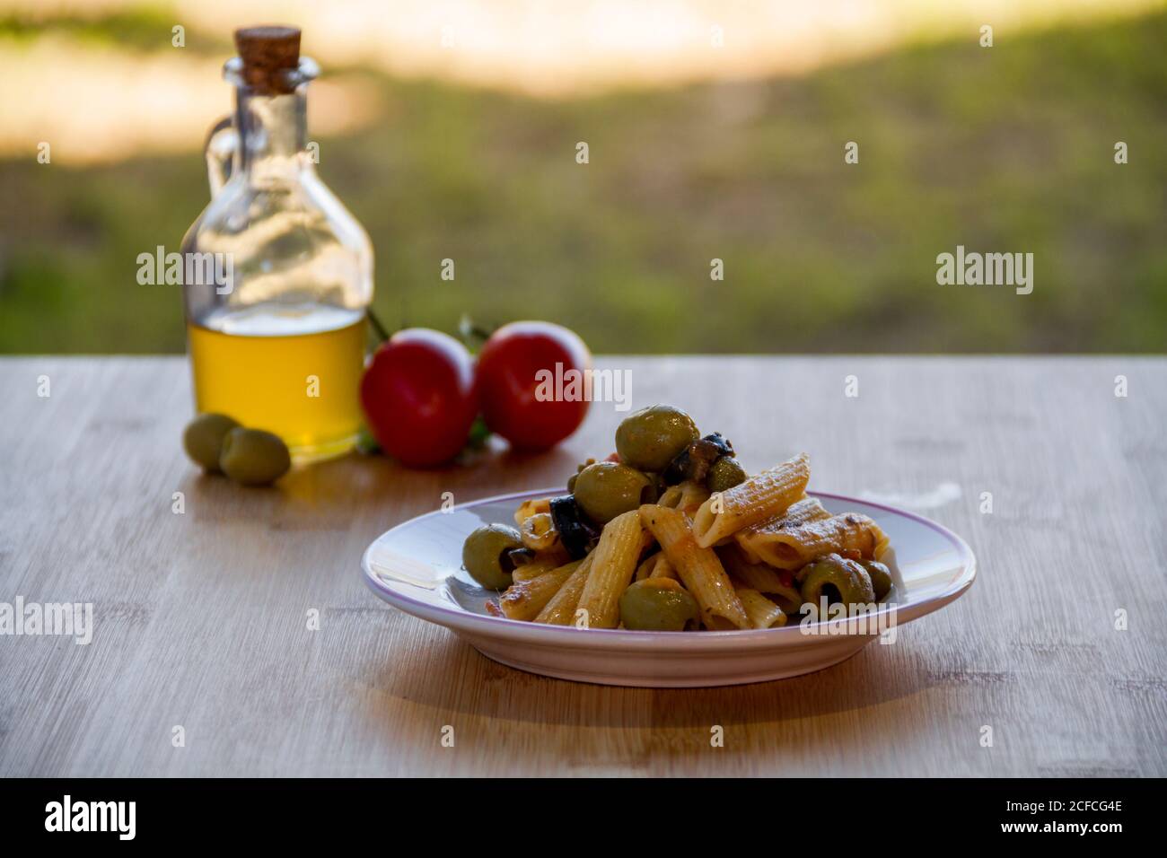 Dieses Gericht in Italien heißt Pasta alla Puttanesca, ein typisches neapolitanisches Gericht mit Oliven und Tomaten Stockfoto