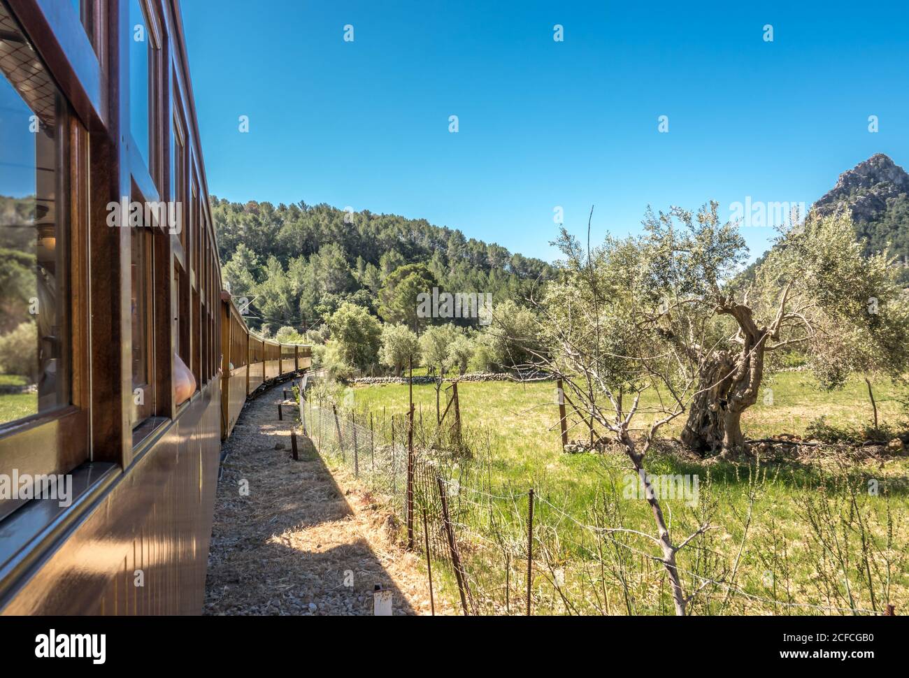 Historische Straßenbahn zwischen Soller und Palma mit Blick auf das Dorf Soller und Gebirge Serra de Tramuntana, Mallorca Balearen Stockfoto