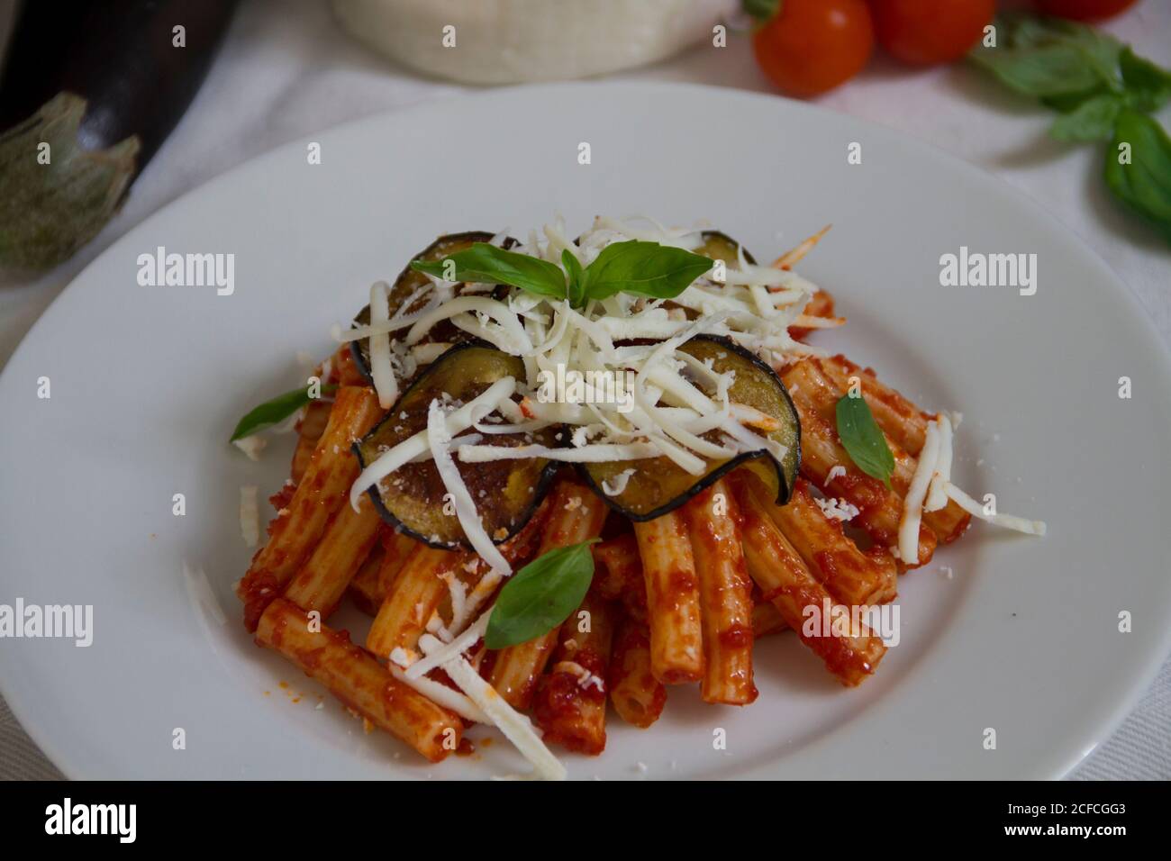 Diese Pasta ist ein traditionelles Gericht aus Sizilien und ist Genannt Pasta alla Norma Stockfoto