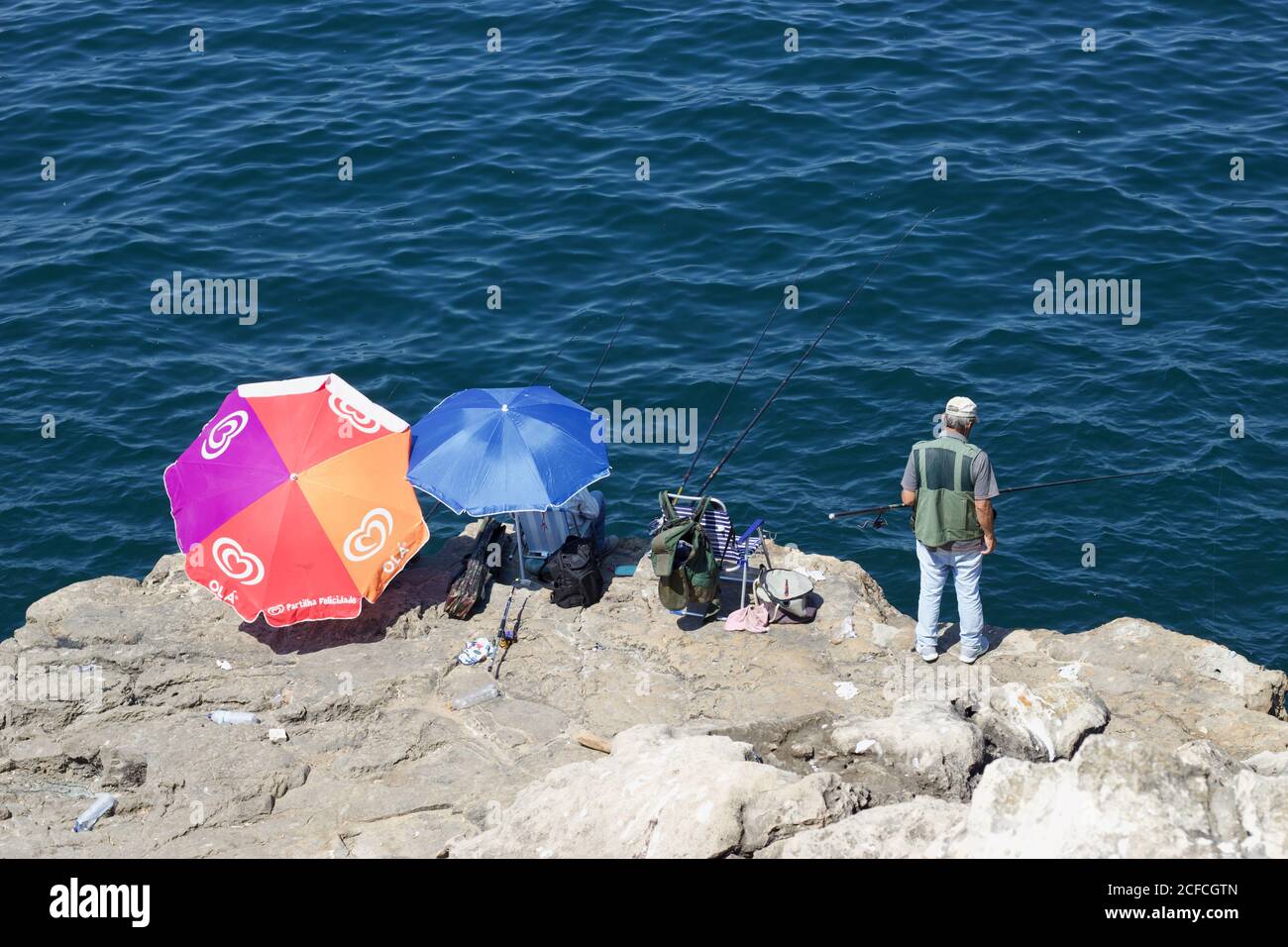 Fischer Angeln in Boca do Inferno im Atlantischen Ozean Stockfoto