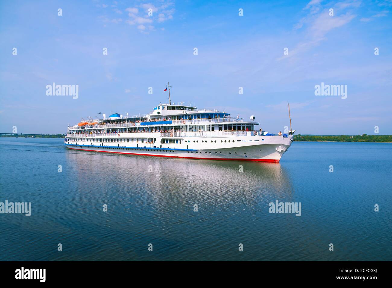 Weißes Passagierschiff schwimmt auf dem Fluss Stockfoto