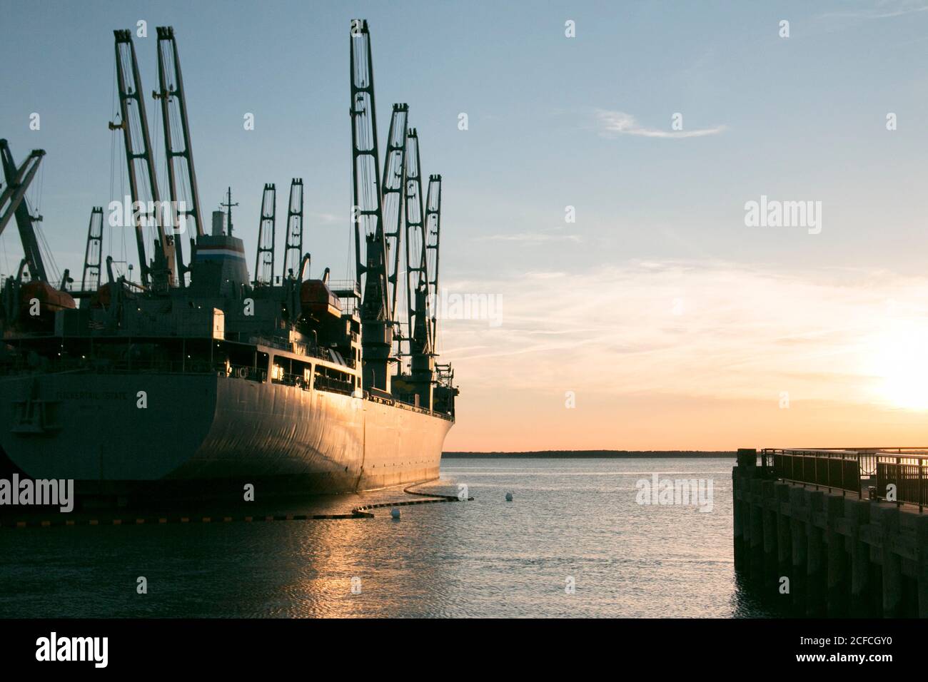 Kriegsschifflader bei Sonnenuntergang am York River Hafen in Virginia, USA Stockfoto