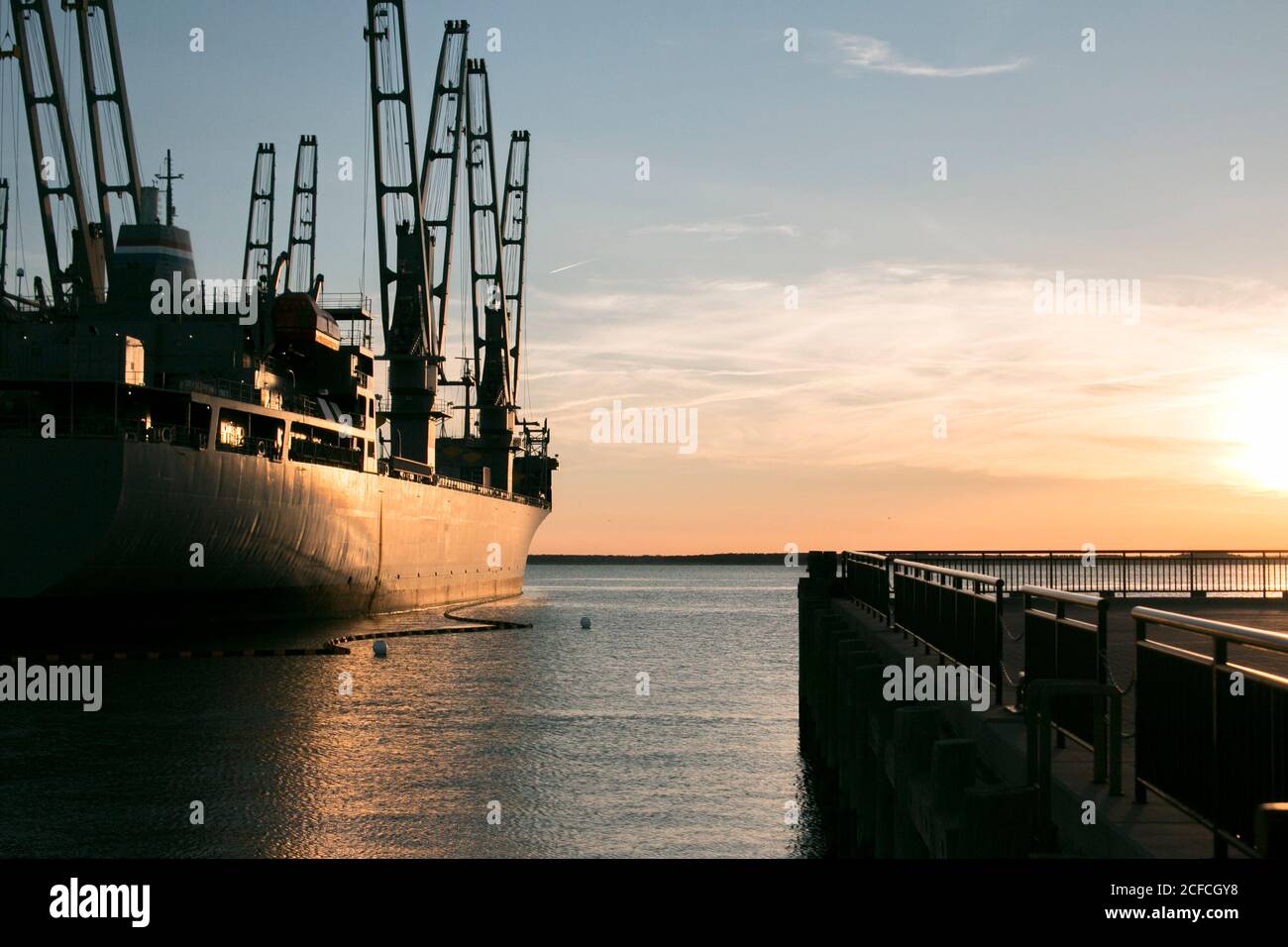 Kriegsschifflader bei Sonnenuntergang am York River Hafen in Virginia, USA Stockfoto