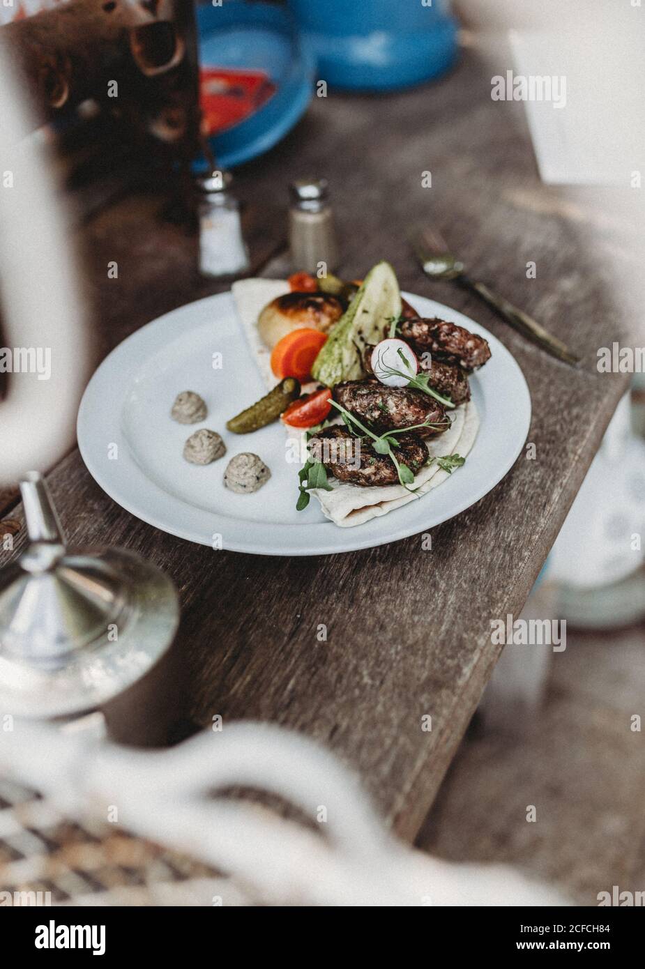 arabischer Kebab-Teller mit Gemüse Stockfoto