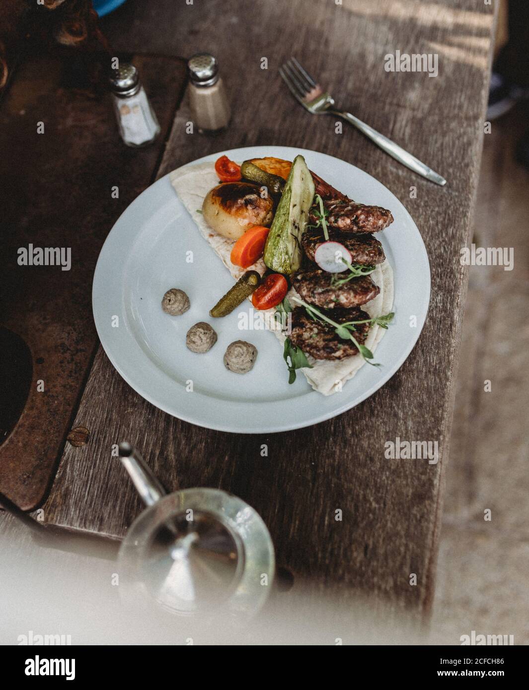 arabischer Kebab-Teller mit Gemüse Stockfoto