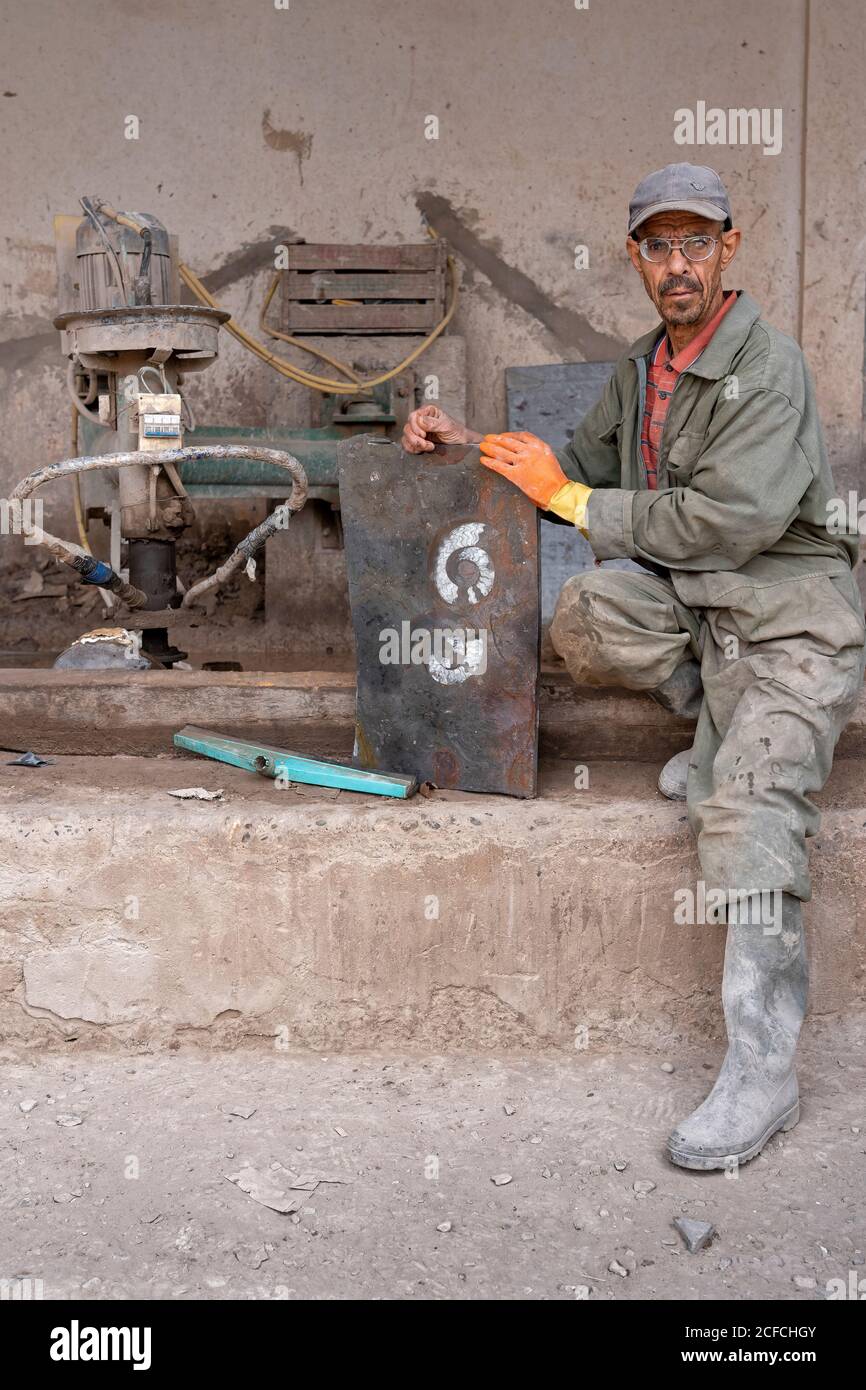 Ein Arbeiter, Erfoud, Makrofossilien Kasbah, Marokko, Mann mittleren Alters, Arbeiter, Steinschneider, Archäologie, direkter Blick Stockfoto