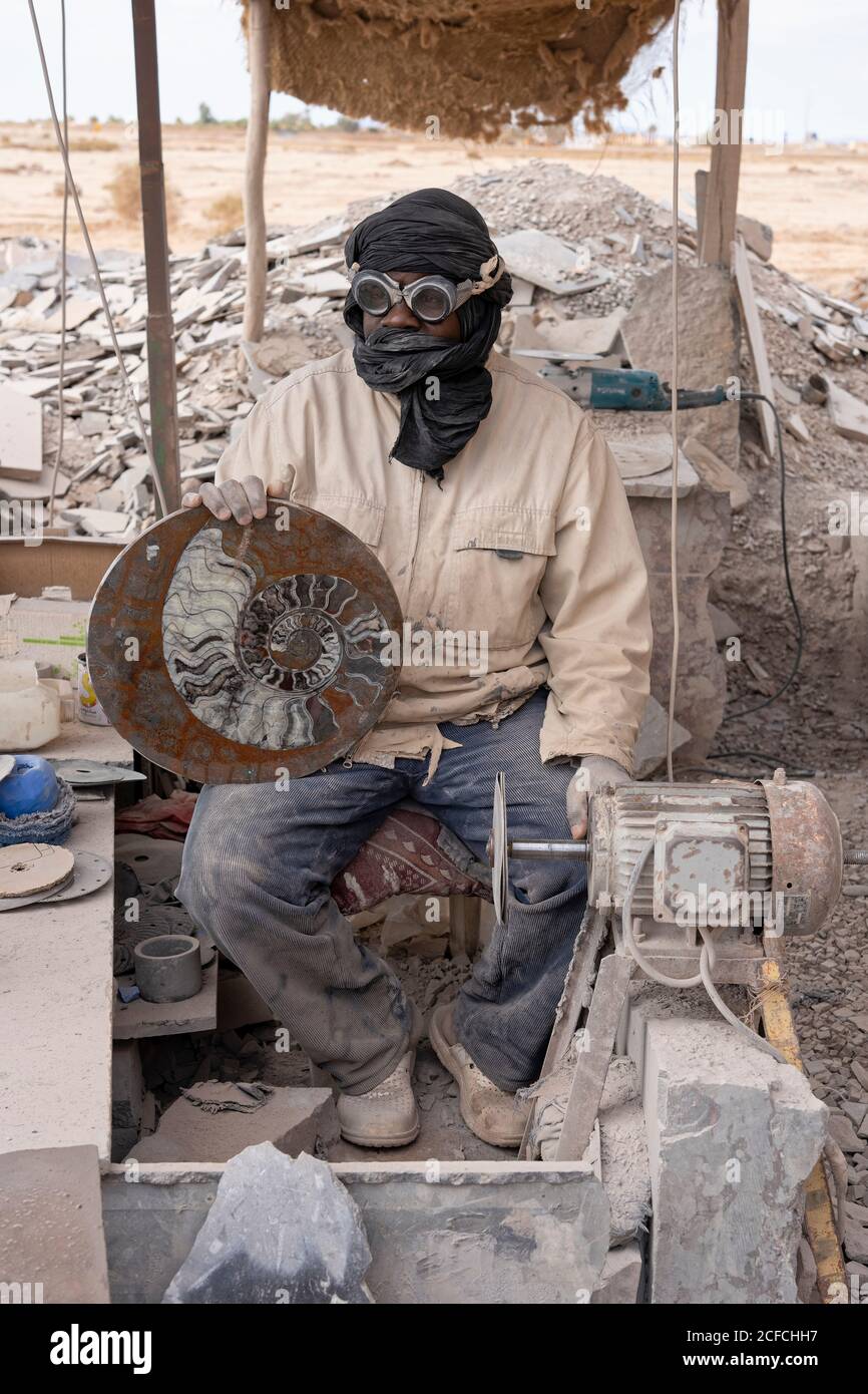 Ein Arbeiter, Erfoud, Makrofossilien Kasbah, Marokko, Mann mittleren Alters, Arbeiter, Steinpolierer, Archäologie Stockfoto