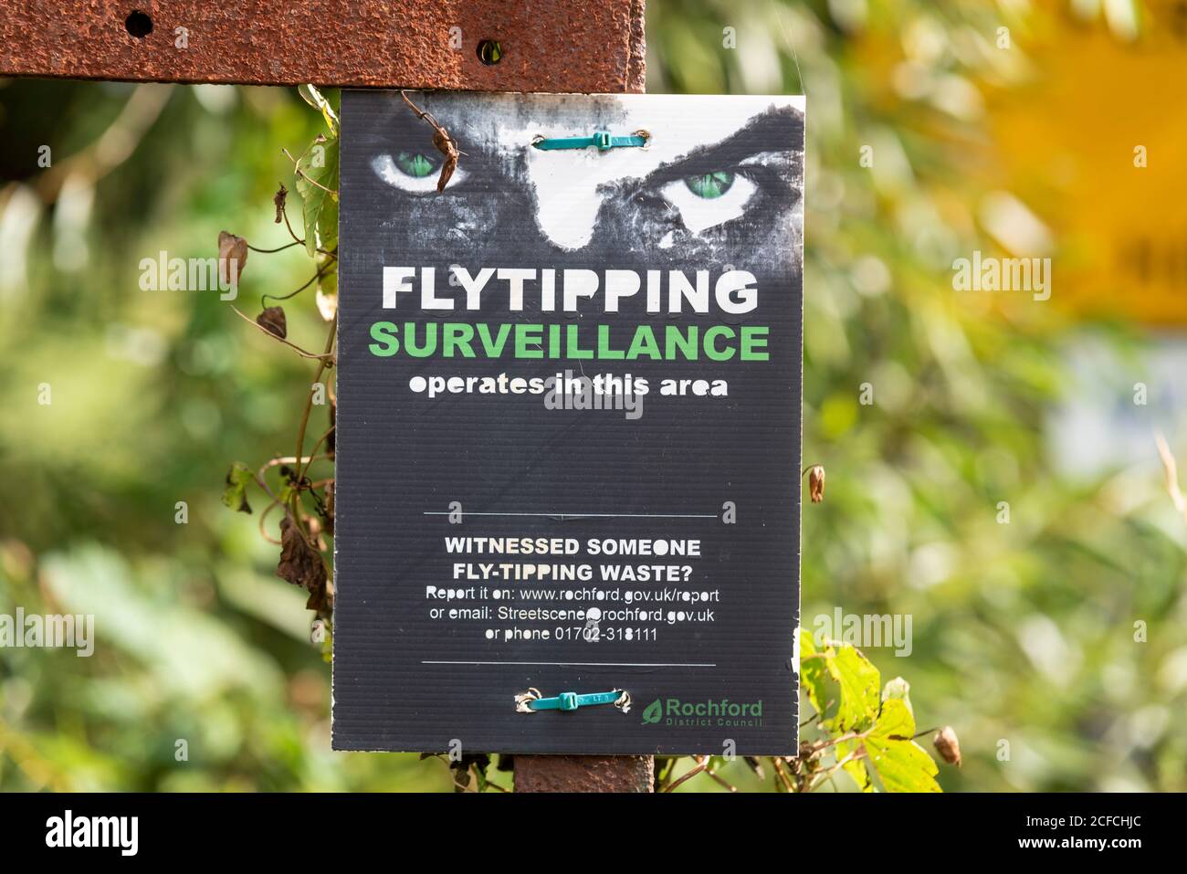 Flytipping, Fliegenkippen, Überwachung Warnschild in Great Wakering, Essex, Großbritannien. Um Zeugen für Abfalldumping bitten. Warnung, vorbeugend Stockfoto