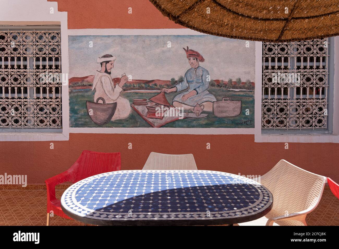 Chez Rafiq Restaurant, Atlasgebirge, in der Nähe von Tizi n'Tichka Pass, Dekor, außen, Tisch, Entspannung, Design, Architektur Stockfoto