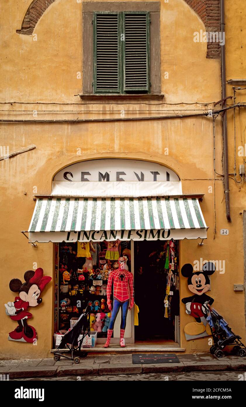 Lucca Shop Stockfotos Und Bilder Kaufen Alamy