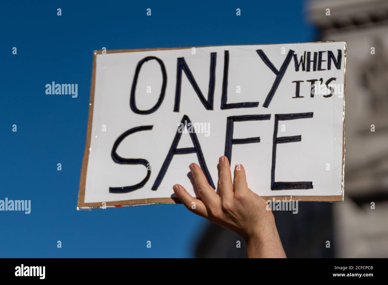 New York, New York, USA. September 2020. New York, New York, USA: Ein Lehrer trägt ein Schild während einer Schularbeiterversammlung am Foley Square bezüglich der Wiedereröffnung der Schulen. Quelle: Corine Sciboz/ZUMA Wire/Alamy Live News Stockfoto