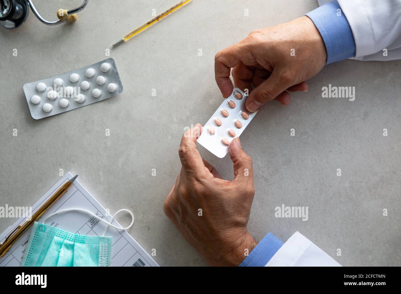 Entfernter fürsorglicher Großvater, der aktiven Enkelin hilft, Fahrrad mit Korb auf der Straße auf dem Land mit grünen Bäumen am Sommertag zu fahren Stockfoto