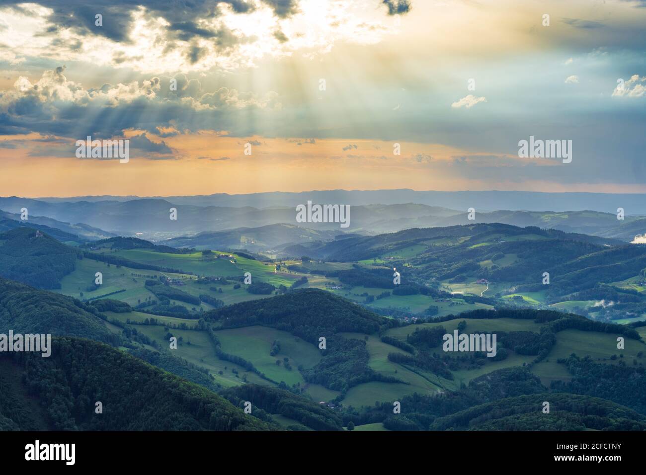 Altenmarkt an der Triesting, Blick auf den Kaumberg und das Gölsental, Blick vom Hocheck in den Gutensteiner Alpen, Wald, Stockfoto