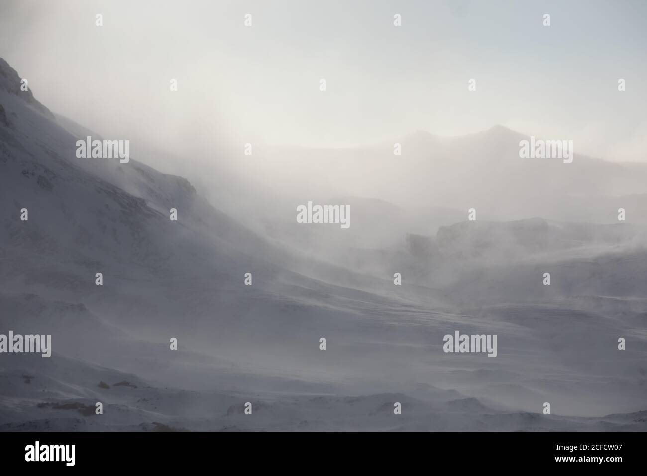 Schneebedeckter Vulkan in nebligen bergigen Gelände Stockfoto