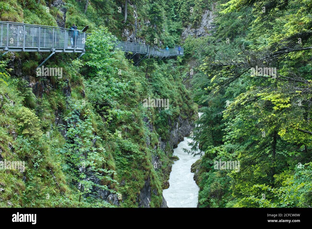 Steg in der Leutaschschlucht bei Regenwetter Stockfoto