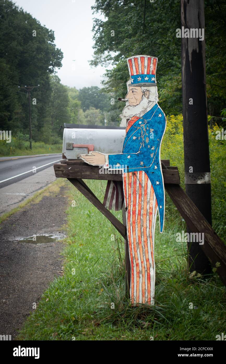 Ein Uncle Sam Postfach während des Wahljahres 2020 entlang einer Straße in überwiegend republikanischen Warren County, Pennsylvania, USA Stockfoto