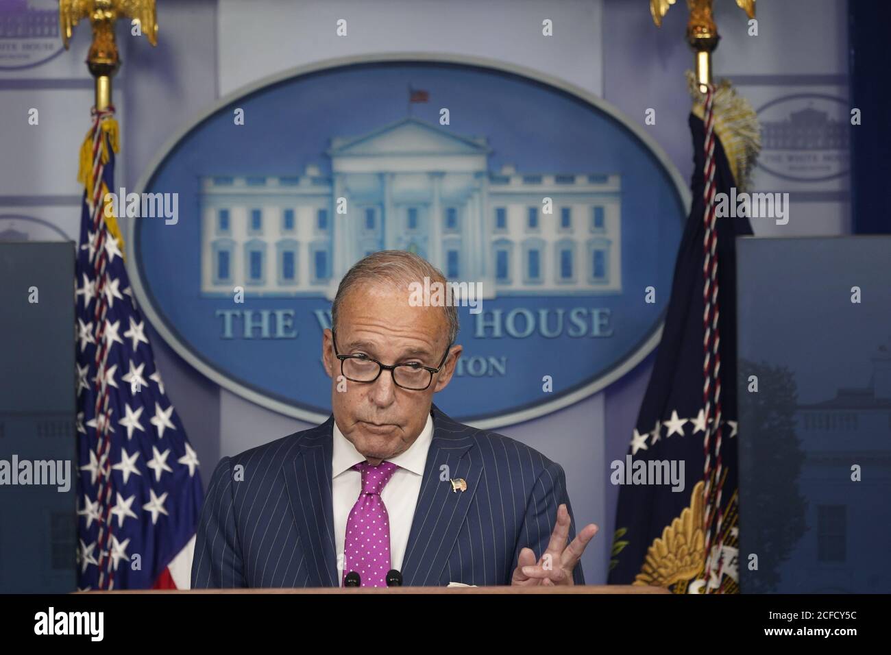 Larry Kudlow, Direktor des Nationalen Wirtschaftsrates, spricht am Freitag, 4. September 2020 im Brady Press Briefing Room des Weißen Hauses in Washington, DC, an die Presse.Quelle: Chris Kleponis/Pool via CNP /MediaPunch Stockfoto