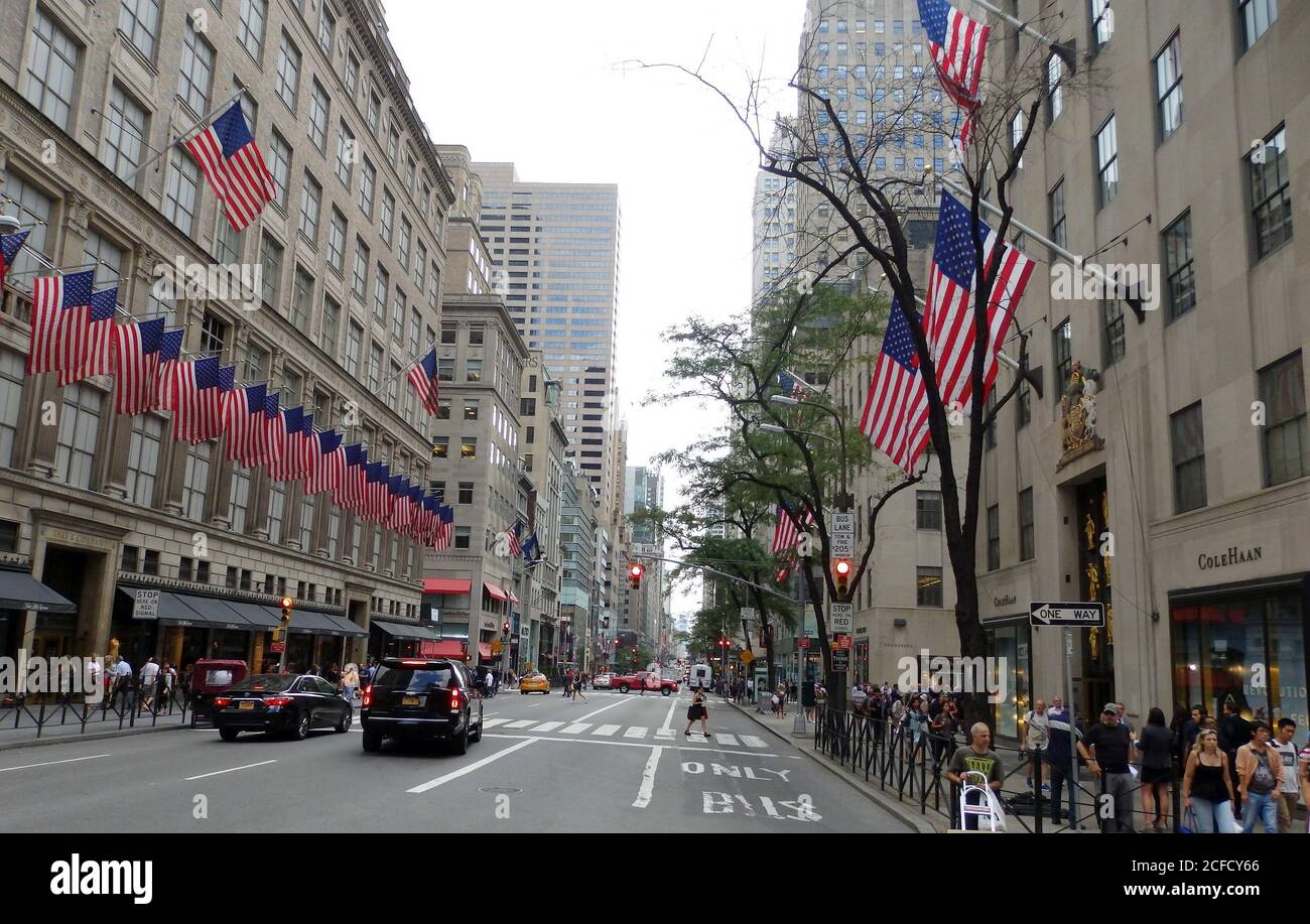 Fifth Avenue Gebäude gesäumt mit amerikanischen Flaggen, New York City, USA Stockfoto