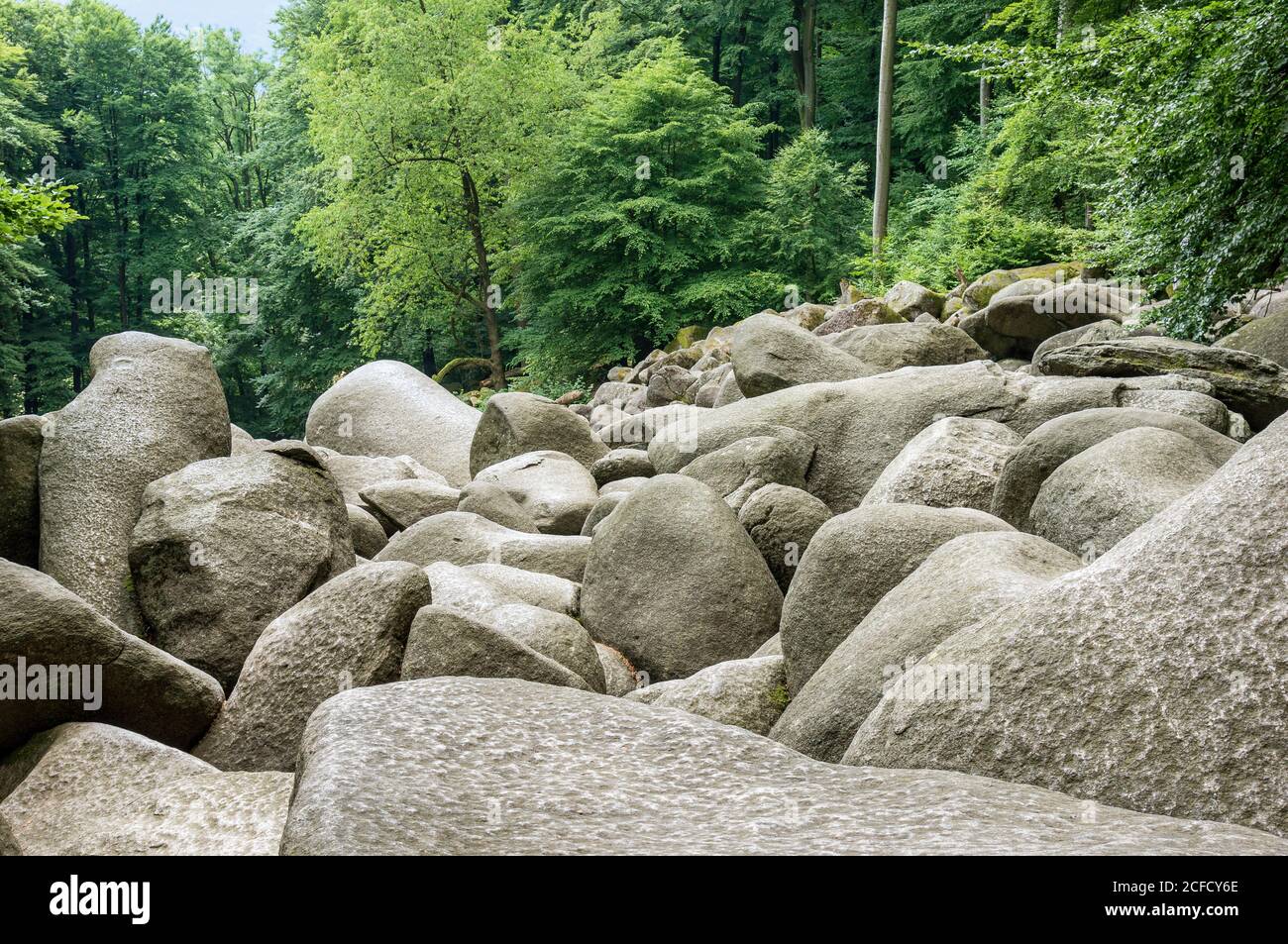 Deutschland, Hessen, Lautertal-Reichenbach, das Felsenmeer ist ein beliebtes Naherholungsgebiet für Familien mit Kindern. Die Felslandschaft aus Stockfoto