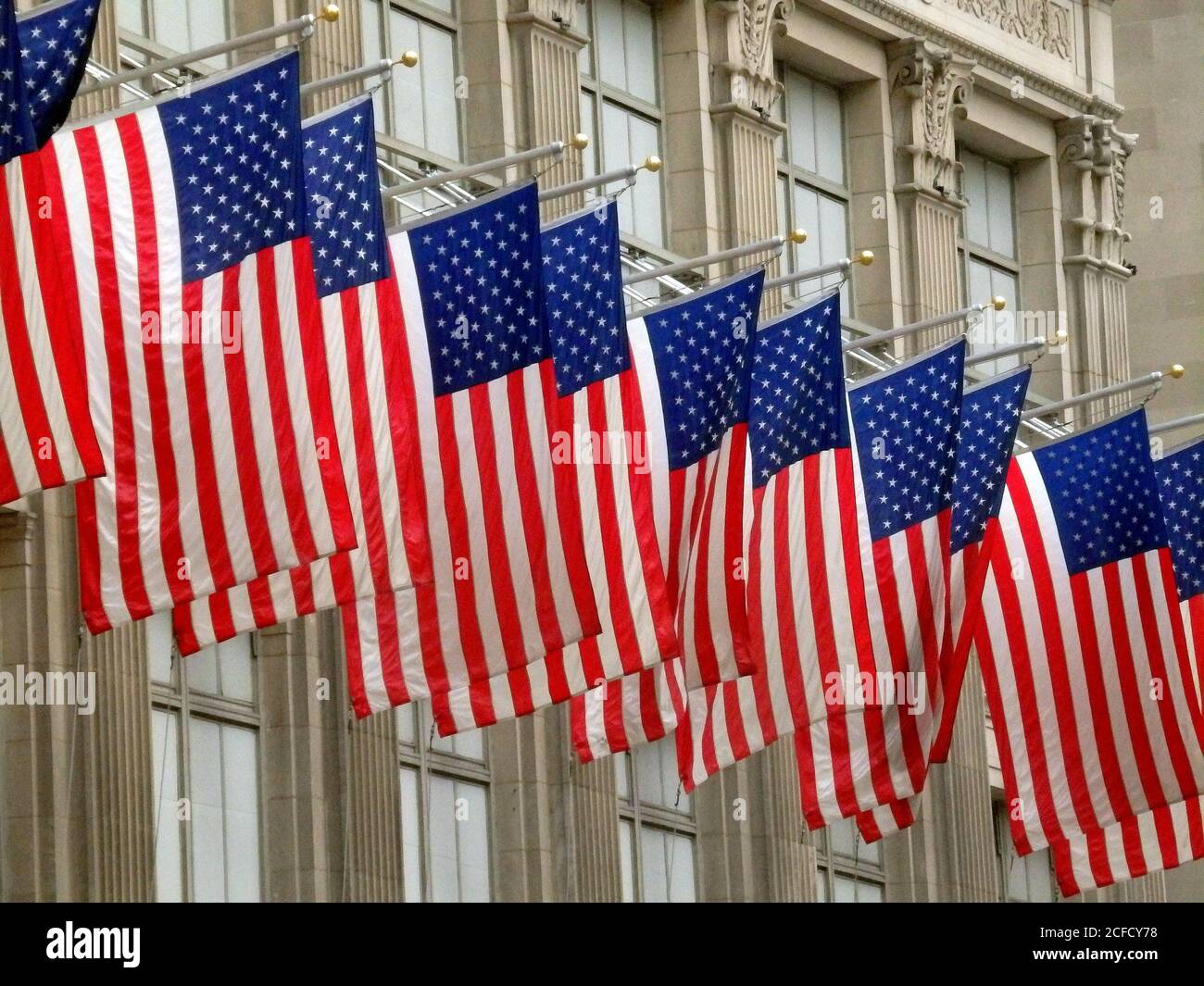 Amerikanische Flaggen auf einem Stadtgebäude, New York City, USA Stockfoto