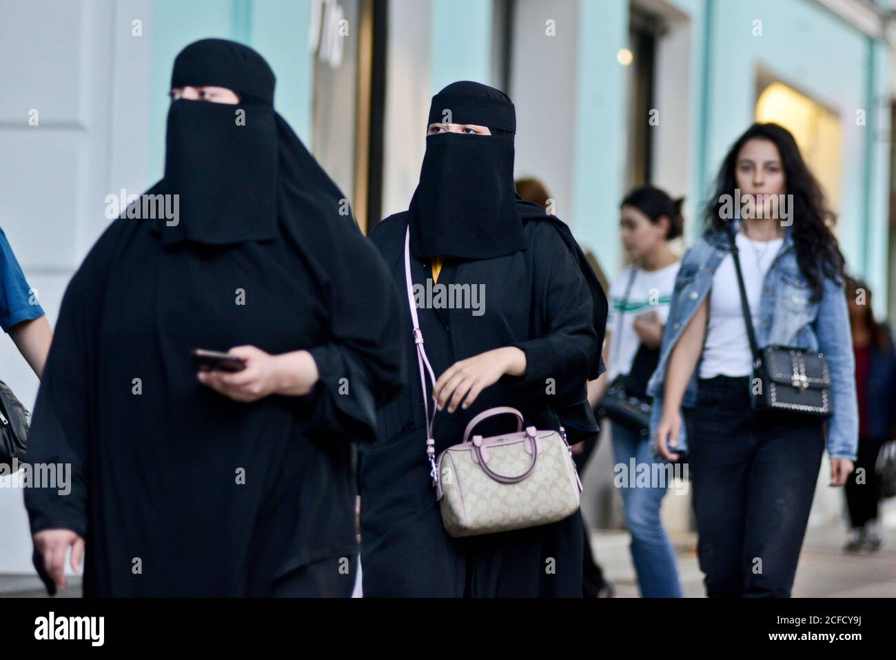 Schiitische islamische Frauen in Shota Rustaveli Avenue, Tiflis, Georgien Stockfoto