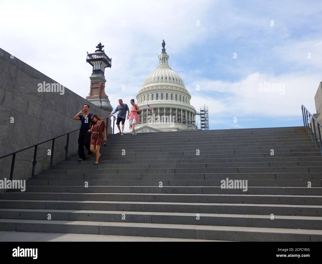 Touristen gehen die Treppe hinunter mit dem Kapitolgebäude der Vereinigten Staaten im Hintergrund, Washington DC, USA Stockfoto