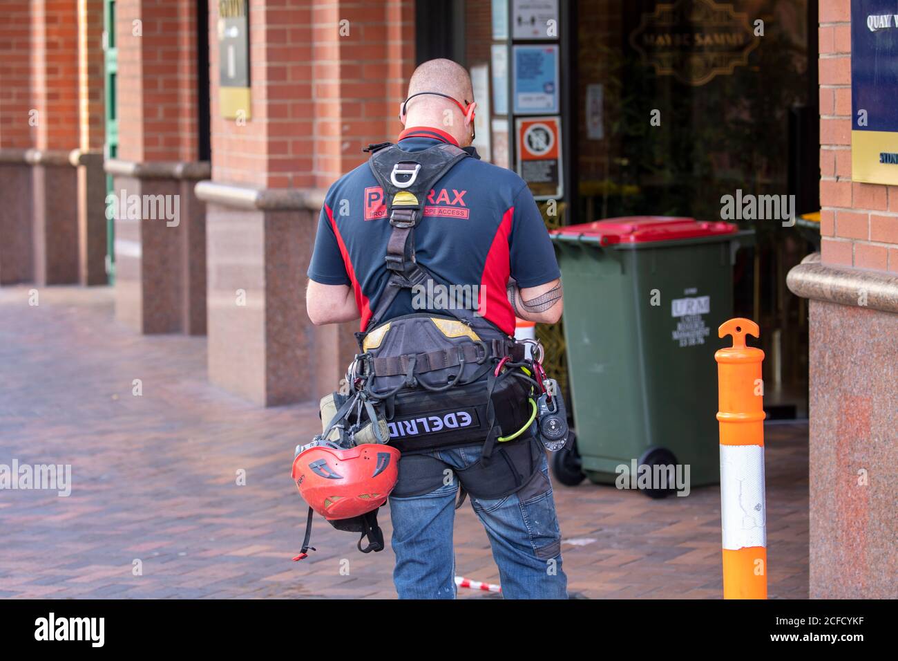 Australische männliche Fensterputzer standen in der Straße mit Kletter- und Rigging-Ausrüstung, Sydney Stockfoto