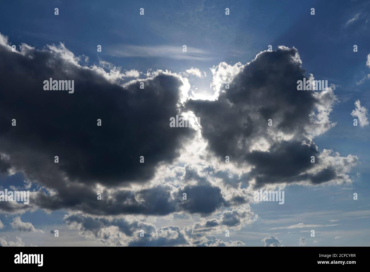 Deutschland, Bayern, Oberbayern, Altötting, Wolkenbildung, Sonne hinter dunklen Regenwolken, Nimbostratus Stockfoto