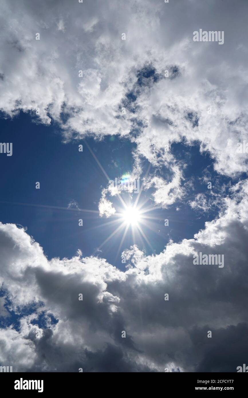 Deutschland, Bayern, Oberbayern, Altötting, Wolkenformation, Sonne mit Regenwolken, Nimbostratus, blauer Himmel, Sonne Stockfoto