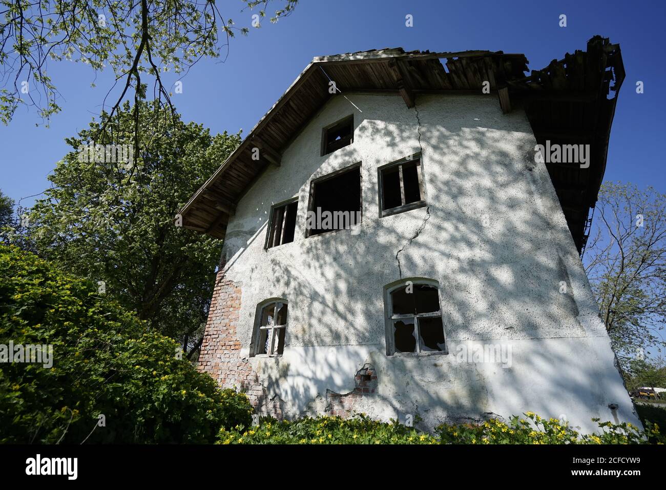 Deutschland, Bayern, Oberbayern, Altötting, altes leerstehendes Landhaus, baufällig, abbruchfertig Stockfoto