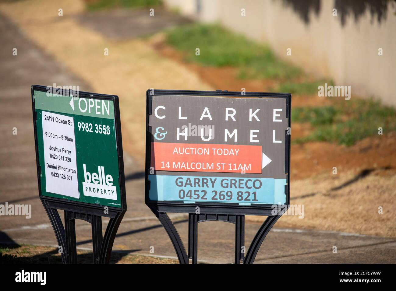 Sydney Immobilienmakler Marketing-Boards außerhalb Häuser zu verkaufen, NSW, Australien Stockfoto