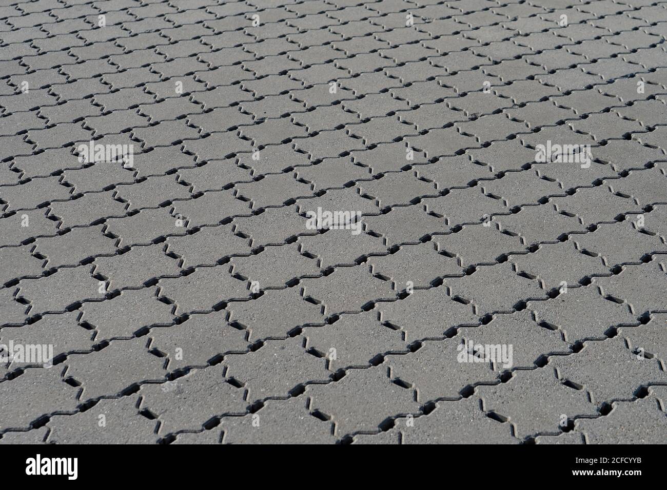 Deutschland, Bayern, Oberbayern, Altötting, Parkplatz, graue Pflastersteine aus Beton, füllen das Bild Stockfoto
