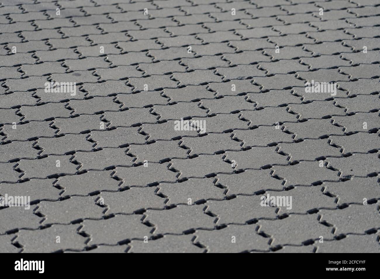 Deutschland, Bayern, Oberbayern, Altötting, Parkplatz, graue Pflastersteine aus Beton, füllen das Bild Stockfoto