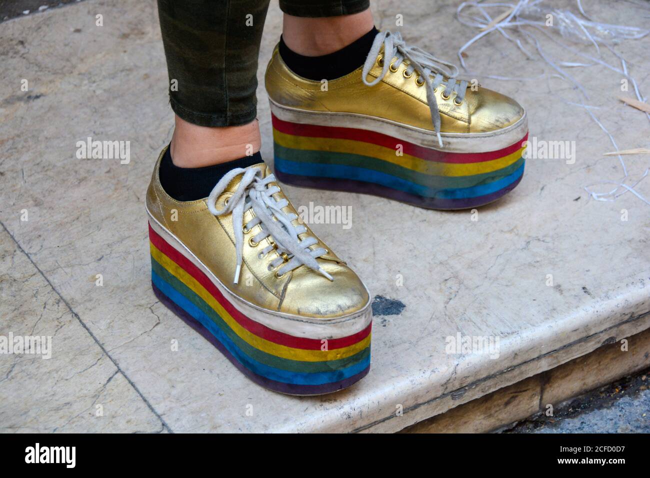 Eine Frau, die ein flippiges Paar Turnschuhe trägt, Madrid, Spanien. Stockfoto