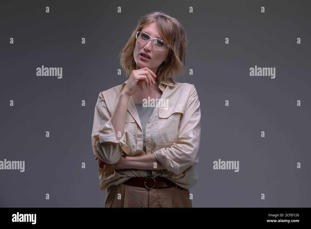 Hübsche Frau im Arbeiterstil tragen Stockfoto