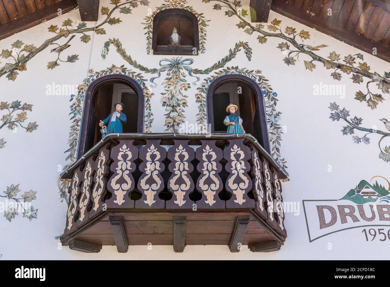 Große Kuckucksuhr an der Fassade des Schwarzwälder Uhrenzentrums, Titisee, Schwarzwald, Baden-Württemberg, Deutschland, Europa Stockfoto